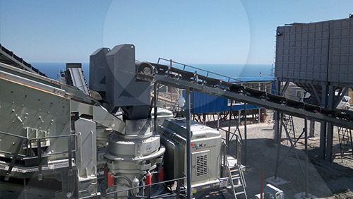 移動(dòng)破碎制砂一體機(jī)生產(chǎn)線現(xiàn)場(chǎng)