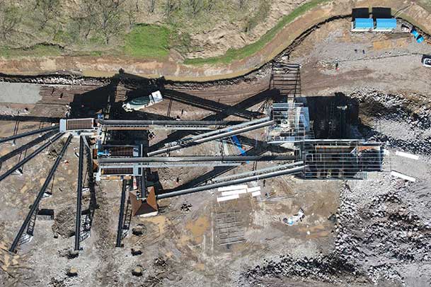 移動(dòng)破碎制砂一體機(jī)生產(chǎn)線現(xiàn)場(chǎng)作業(yè)