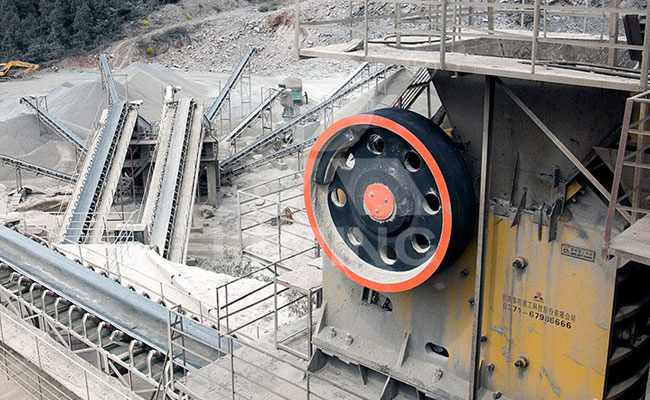 顎式破碎機破碎花崗巖現(xiàn)場